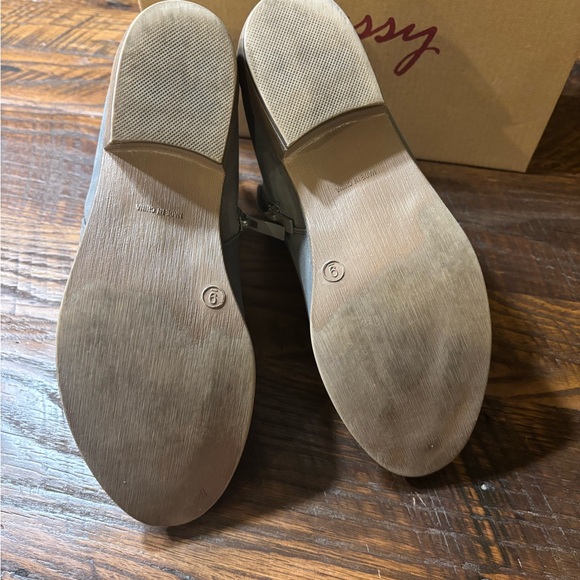 Ladies Gray Boots Size 9 - “leather look” - Picture 6 of 9